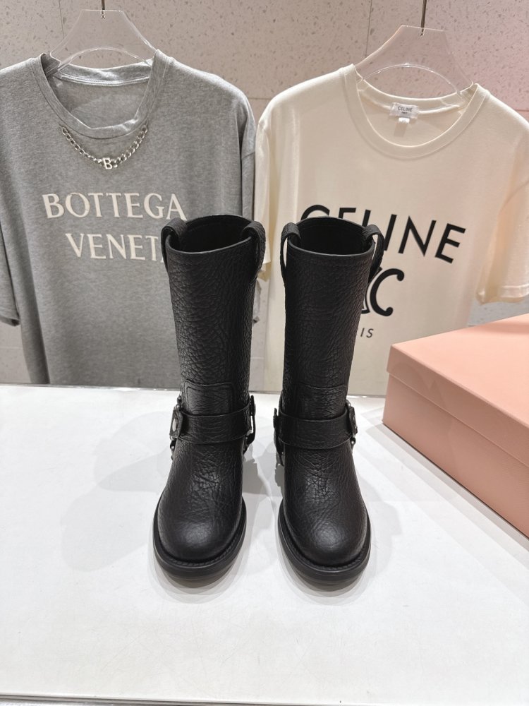 Чоботи жіночі