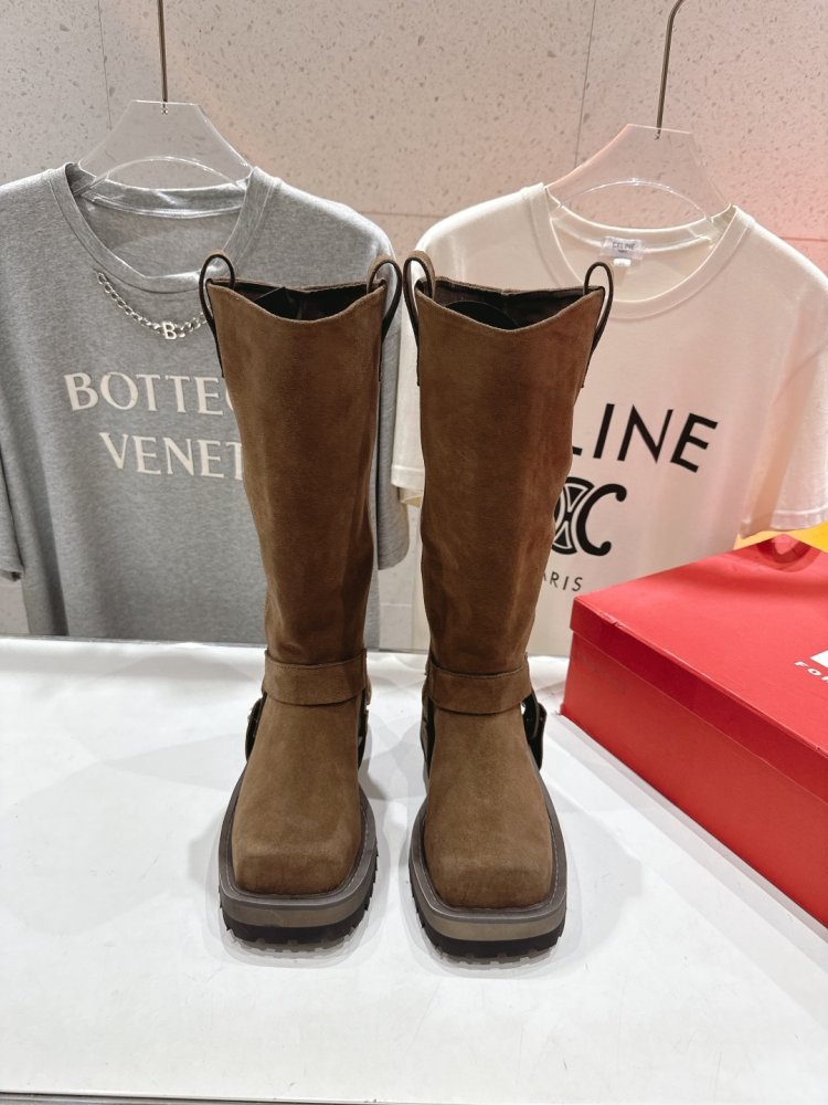 Чоботи жіночі