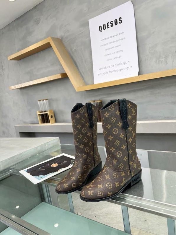 Чоботи жіночі