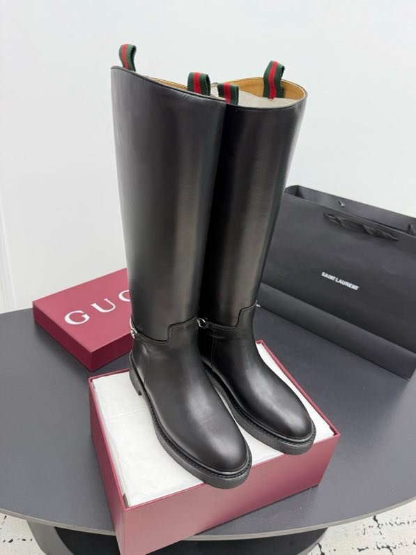 Чоботи жіночі