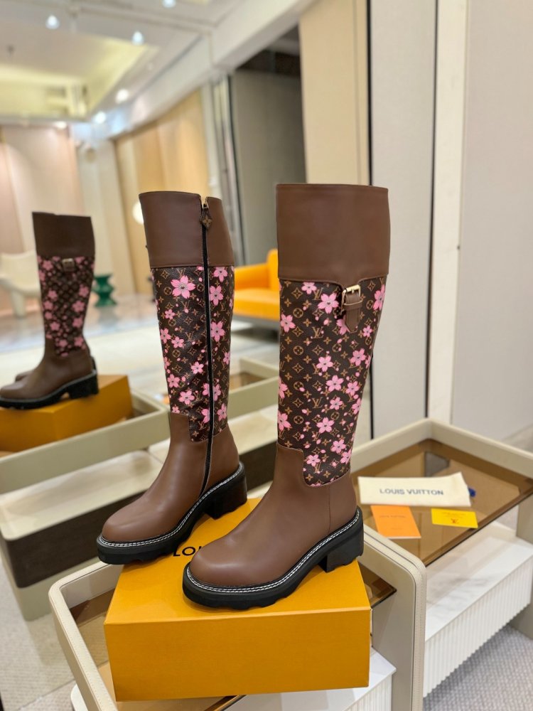 Сапоги женские фото 3