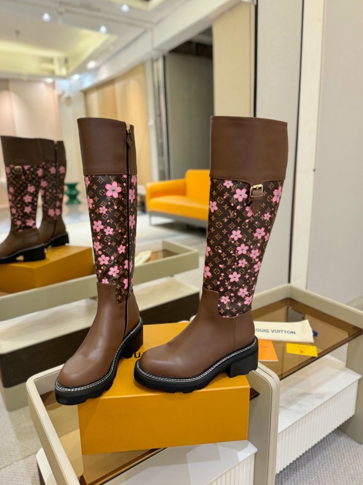 Сапоги женские фото 5