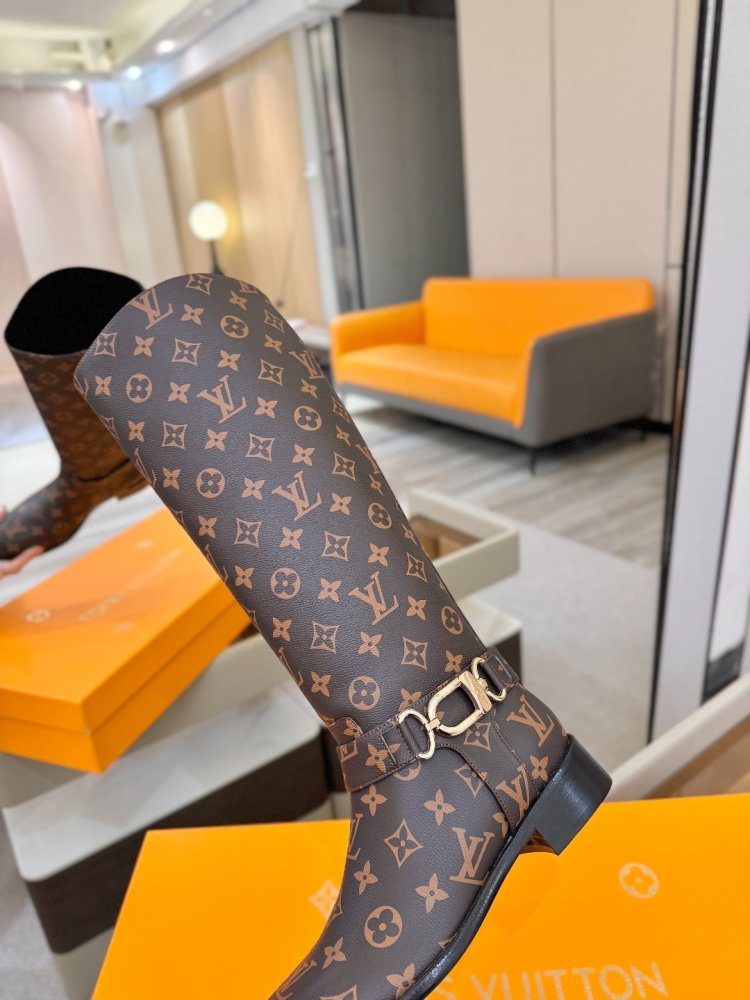 Сапоги женские фото 8