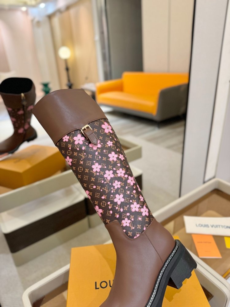 Сапоги женские фото 9