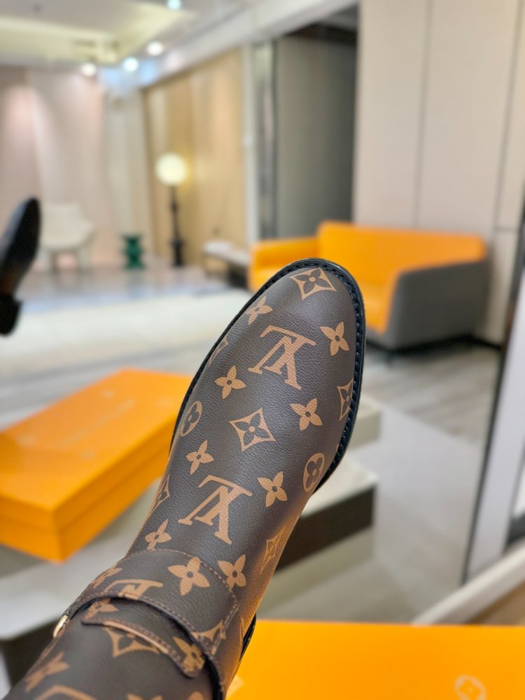 Сапоги женские фото 9