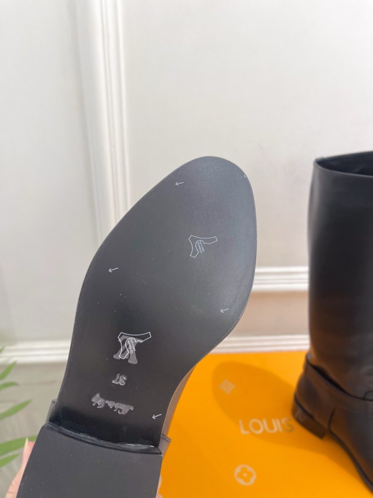 Сапоги женские фото 9