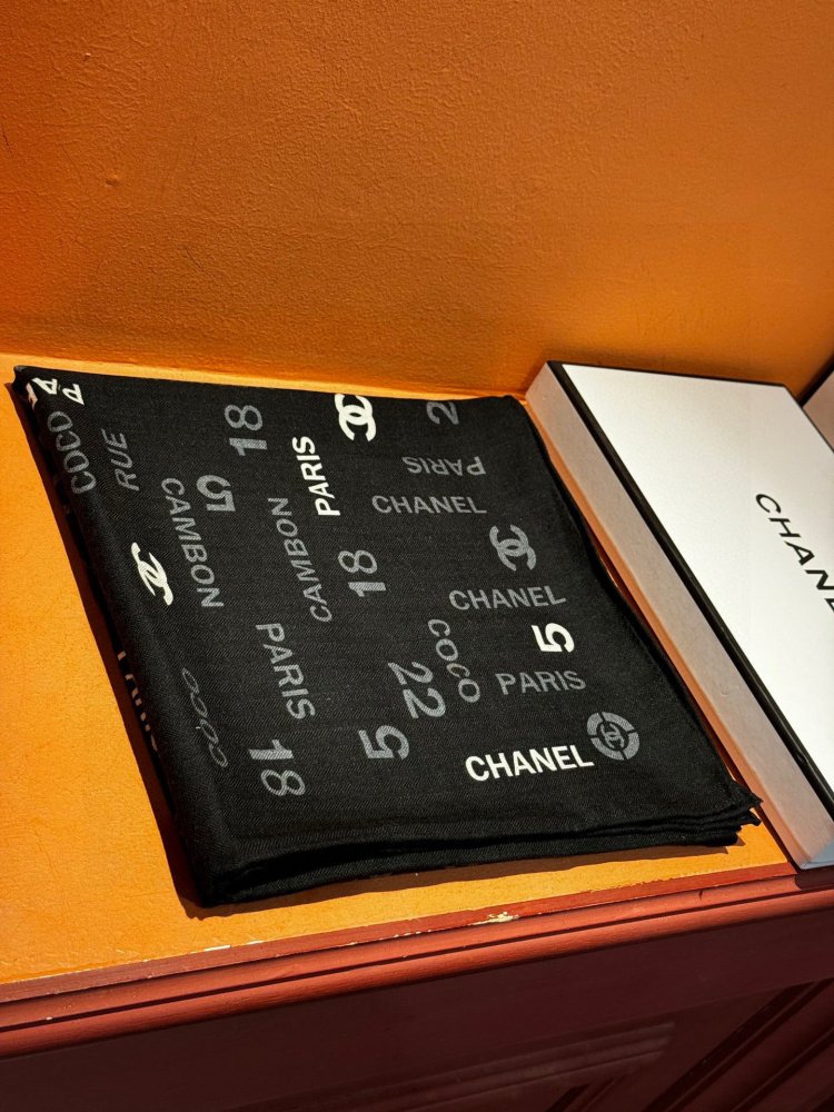 Shawl of cashmere and silks 140х140 cm