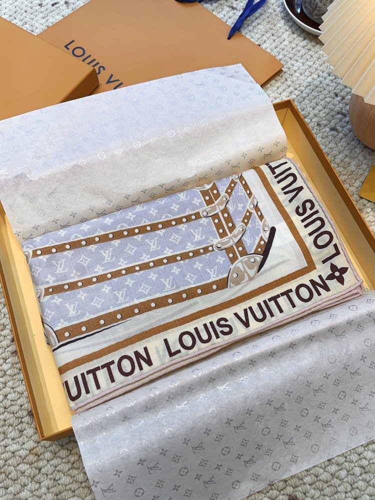 Shawl of silks and wool 135 x 135 cm