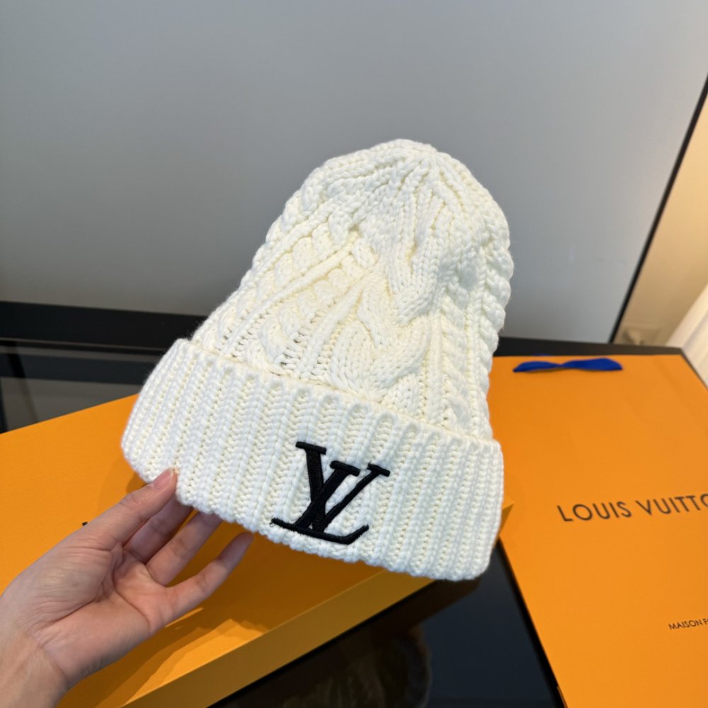 Шапка вязаная фото 3