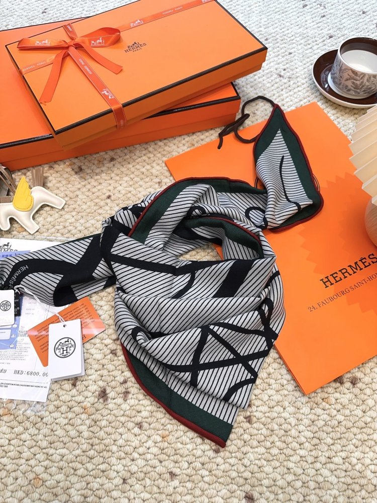 Шарф из шелка и кашемира 135x135 см