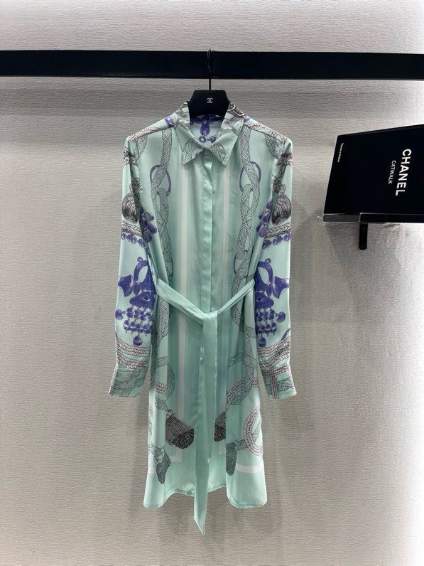 Шовкове Плаття, Сукня