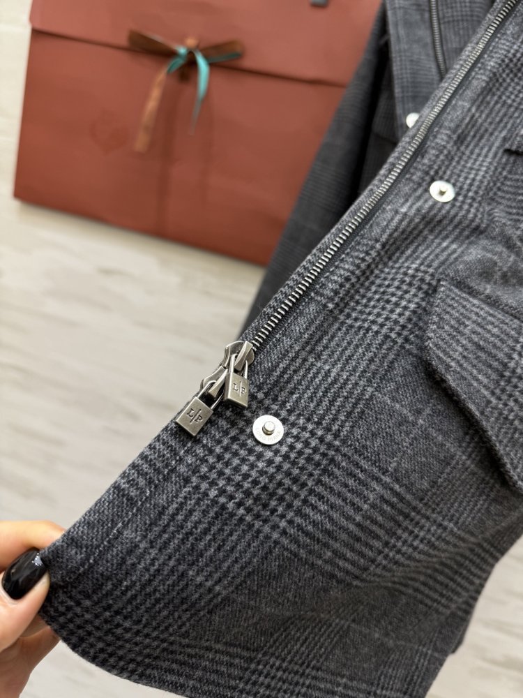 Шерстяная клетчатая куртка с капюшоном фото 9