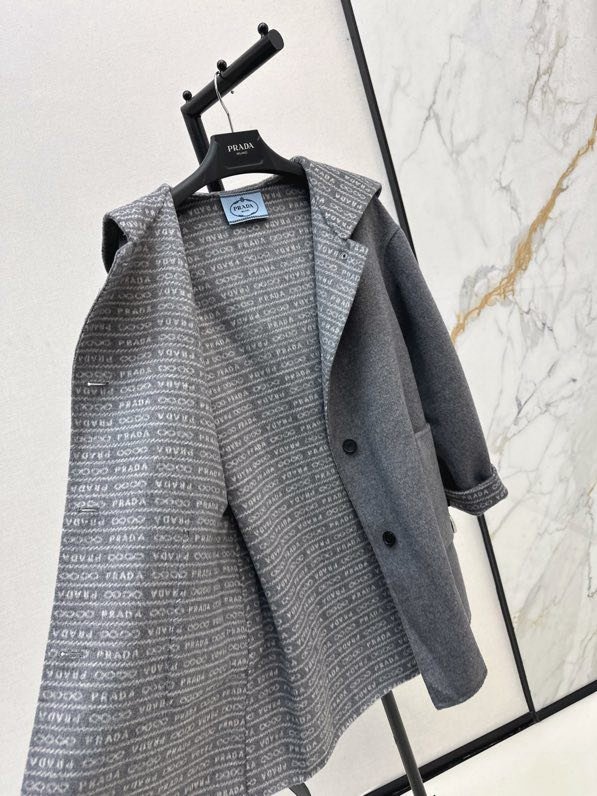 Вовняне пальто з капюшоном і поясом фото 9