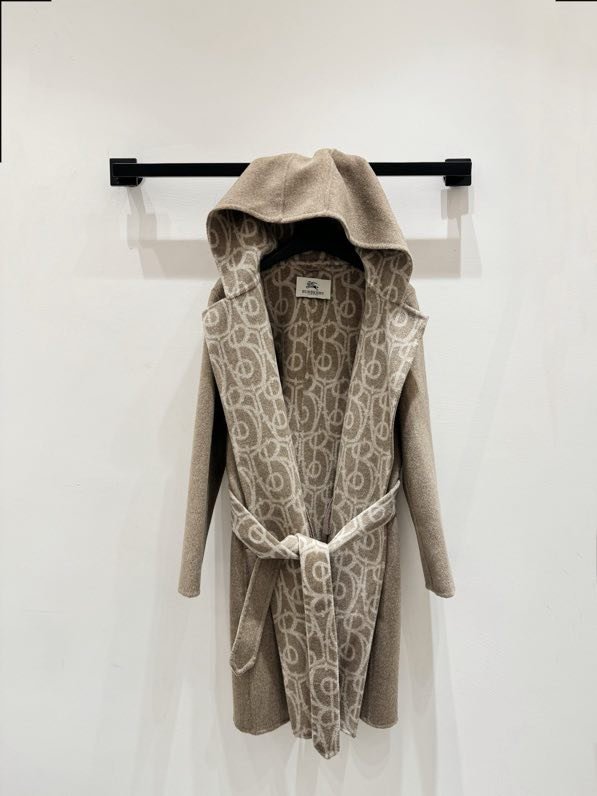 Wool coat from hood