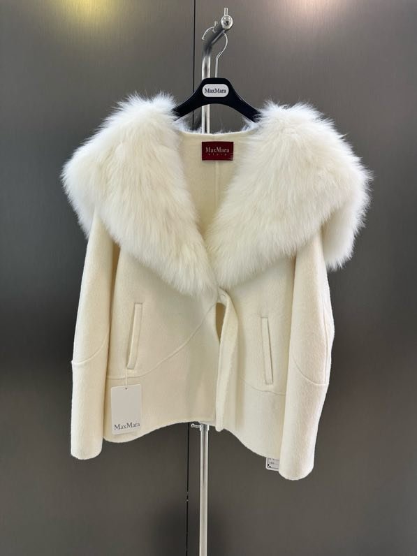 Вовняне пальто з коміром з лисячого хутра