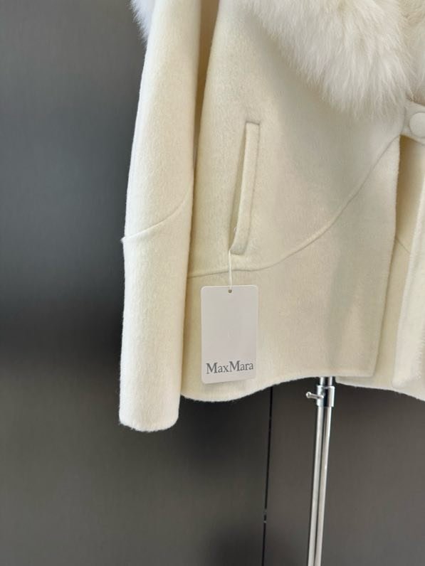 Вовняне пальто з коміром з лисячого хутра фото 2