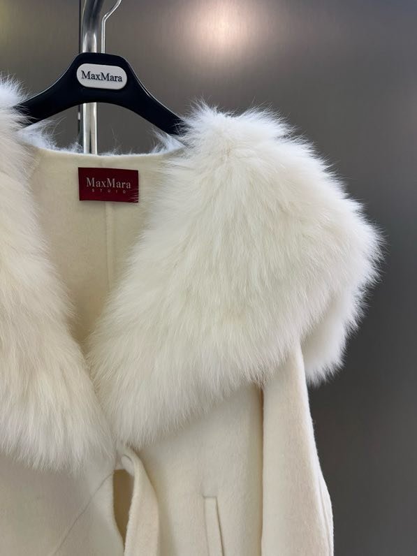 Вовняне пальто з коміром з лисячого хутра фото 4