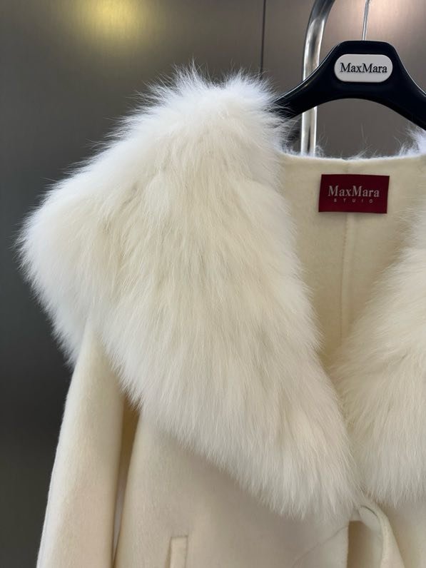 Вовняне пальто з коміром з лисячого хутра фото 6