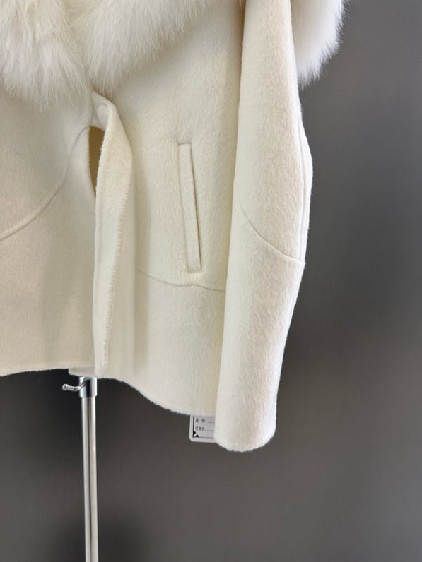 Вовняне пальто з коміром з лисячого хутра фото 9