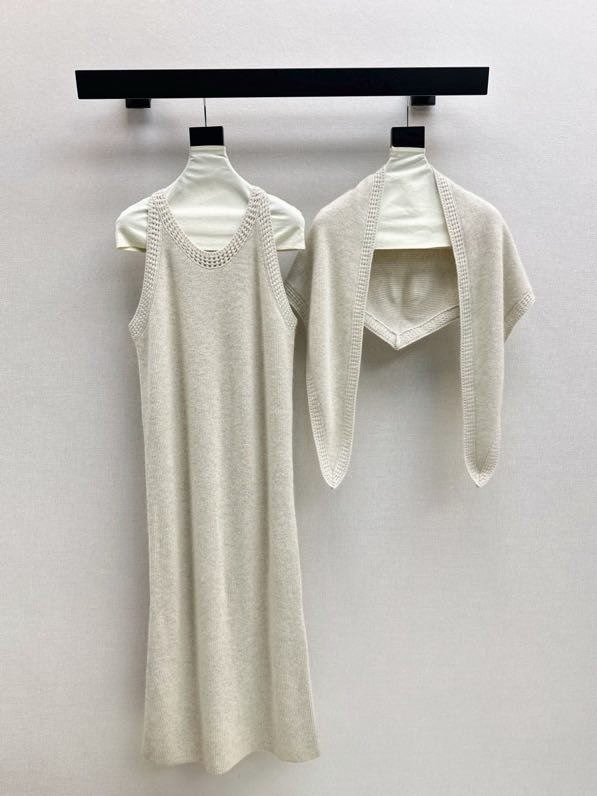 Вовняне Плаття, Сукня без рукавів з шаллю