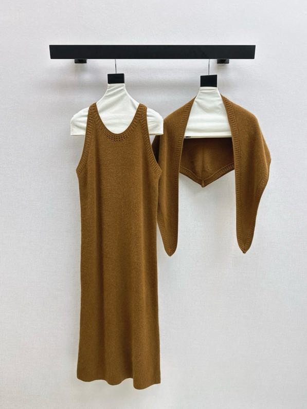 Шерстяное платье без рукавов с шалью