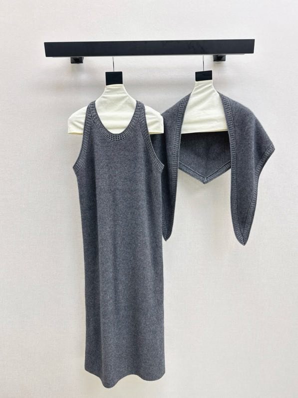 Шерстяное платье без рукавов с шалью