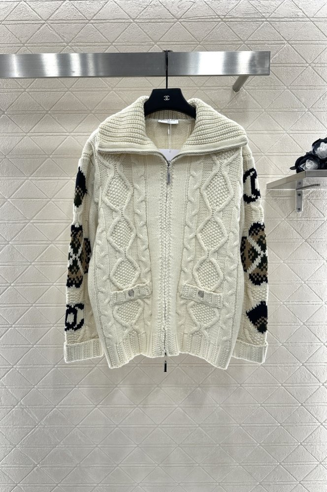 Woolen cardigan on lightning