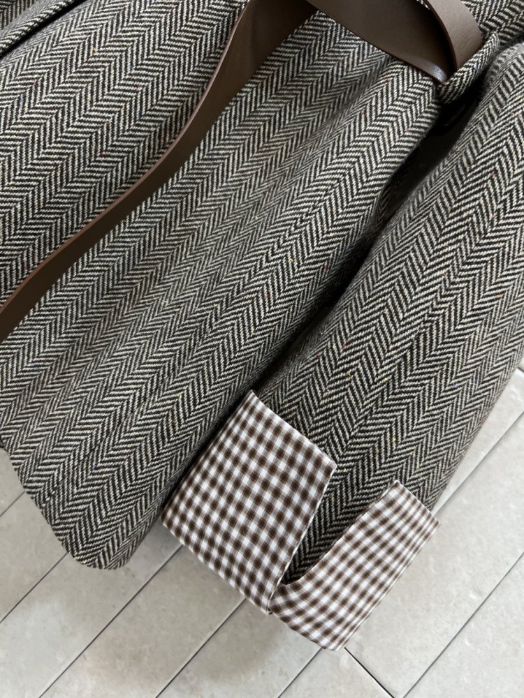 Шерстяной клетчатый блейзер с контрастными рукавами женский фото 6