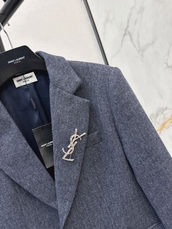 Woolen a jacket from brooch фото 3