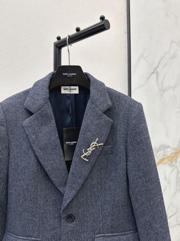 Woolen a jacket from brooch фото 4