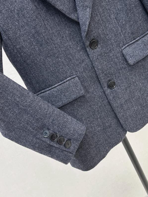 Woolen a jacket from brooch фото 7