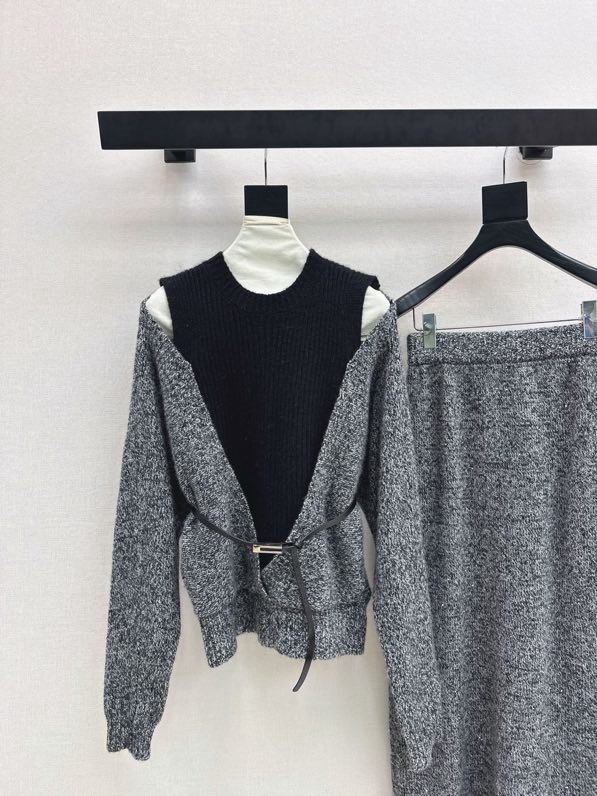 Woolen female costume фото 2