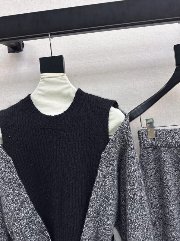 Woolen female costume фото 4