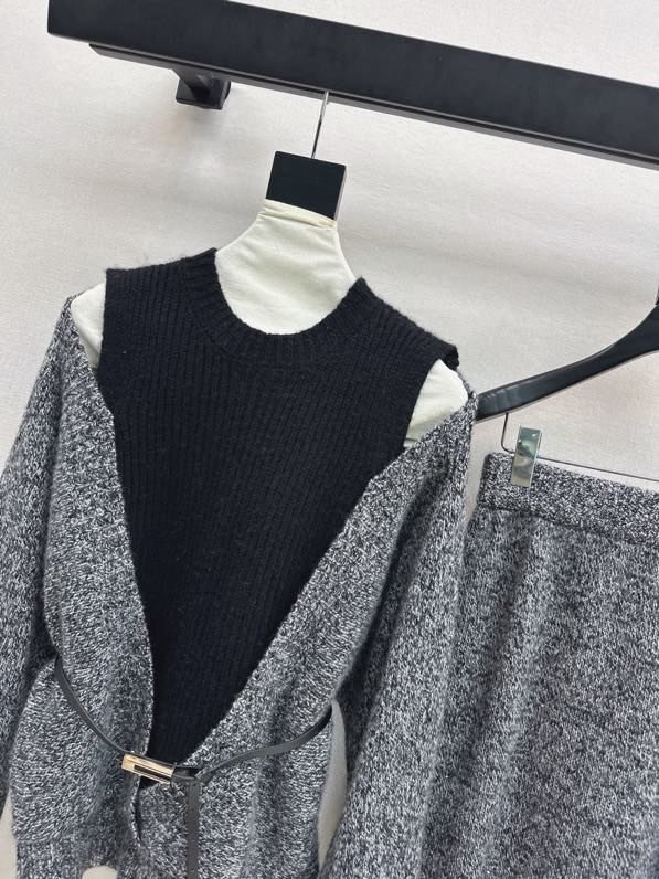 Woolen female costume фото 5