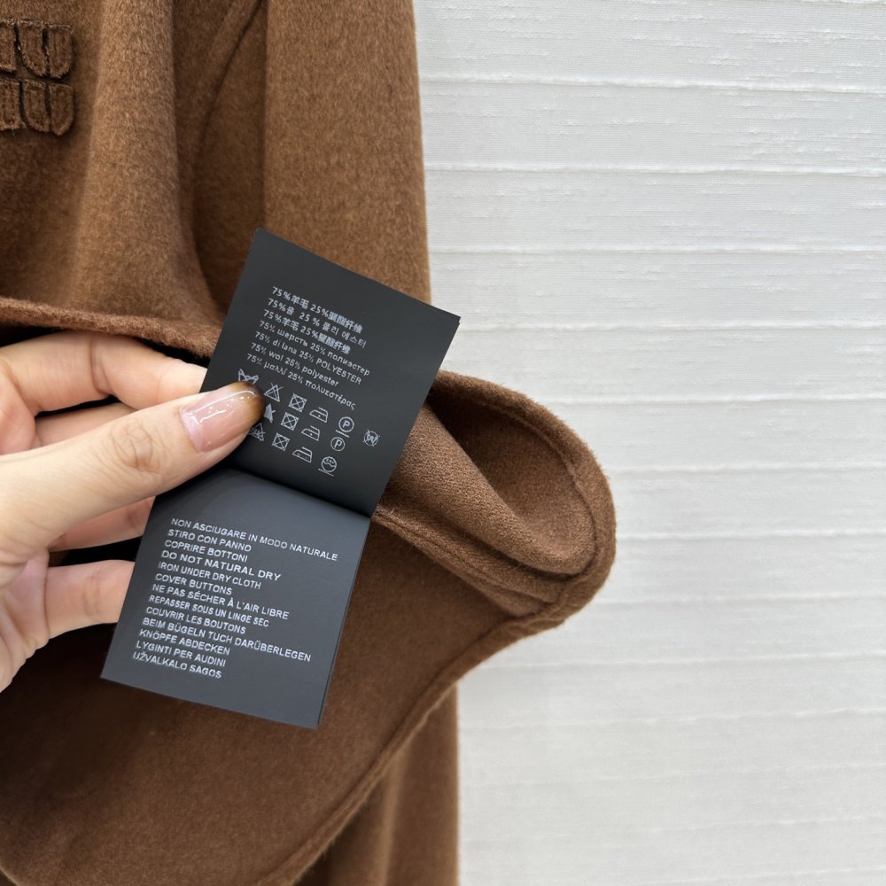 Шерстяной женский костюм фото 7