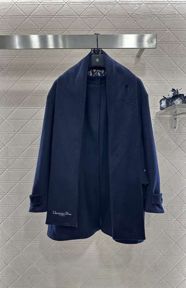 Шерстяных пальто  с шарфом женское фото 3