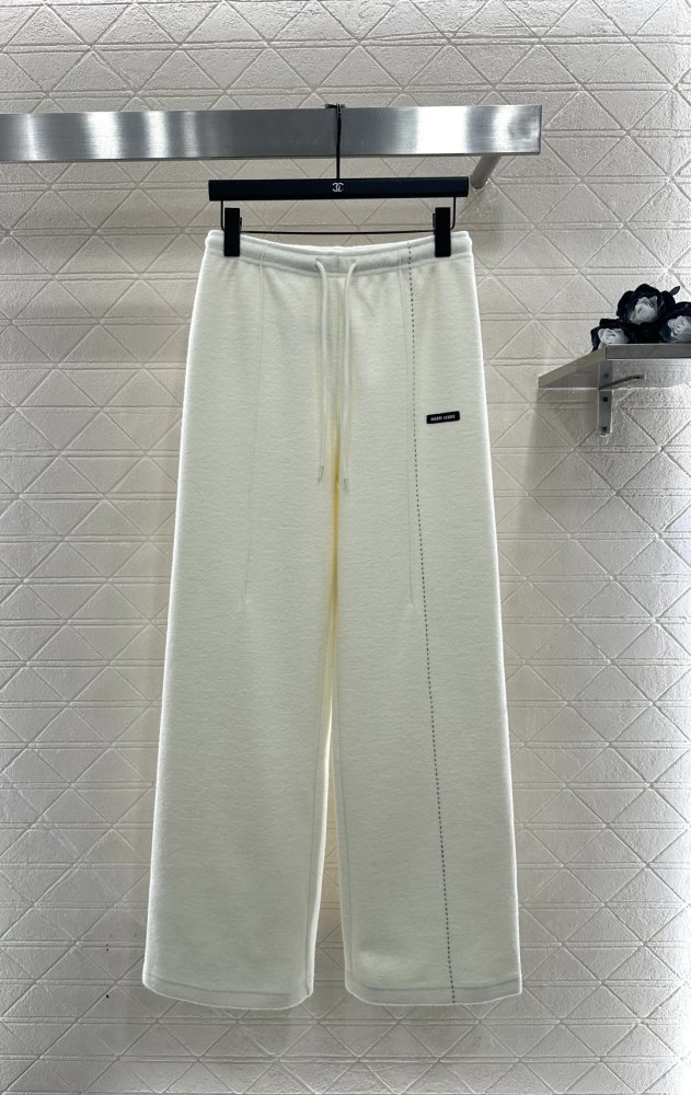 Extensive pants on lace