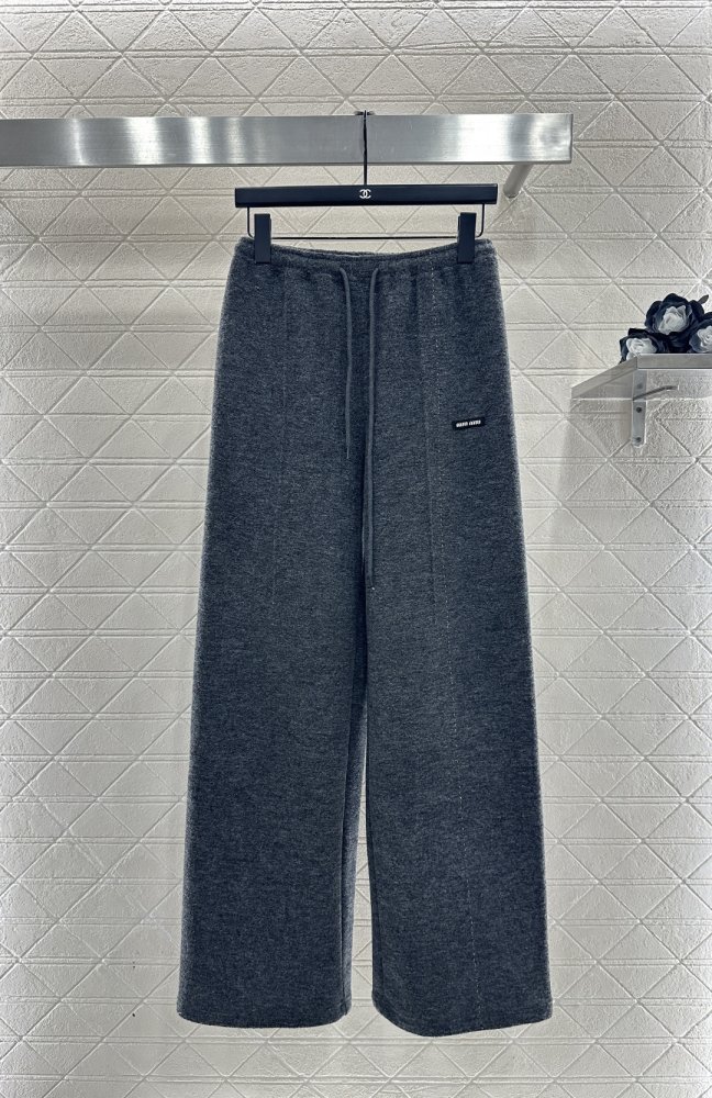 Extensive pants on lace