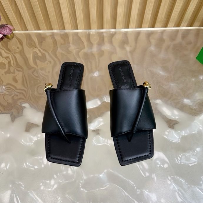 Шльопанці шкіряні жіночі