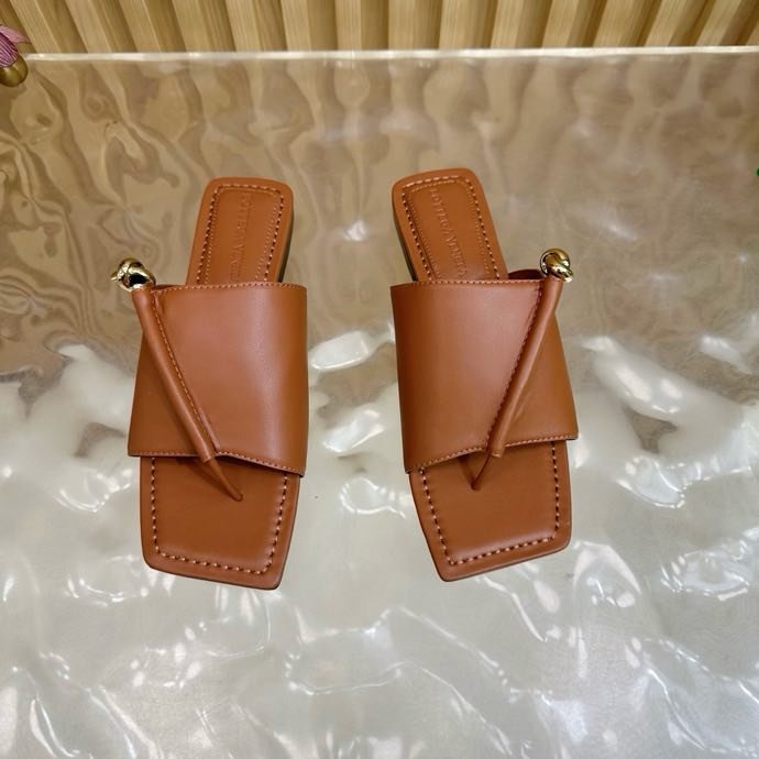 Шльопанці шкіряні жіночі