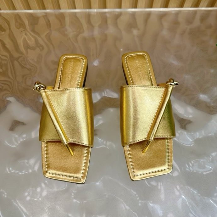 Шльопанці шкіряні жіночі