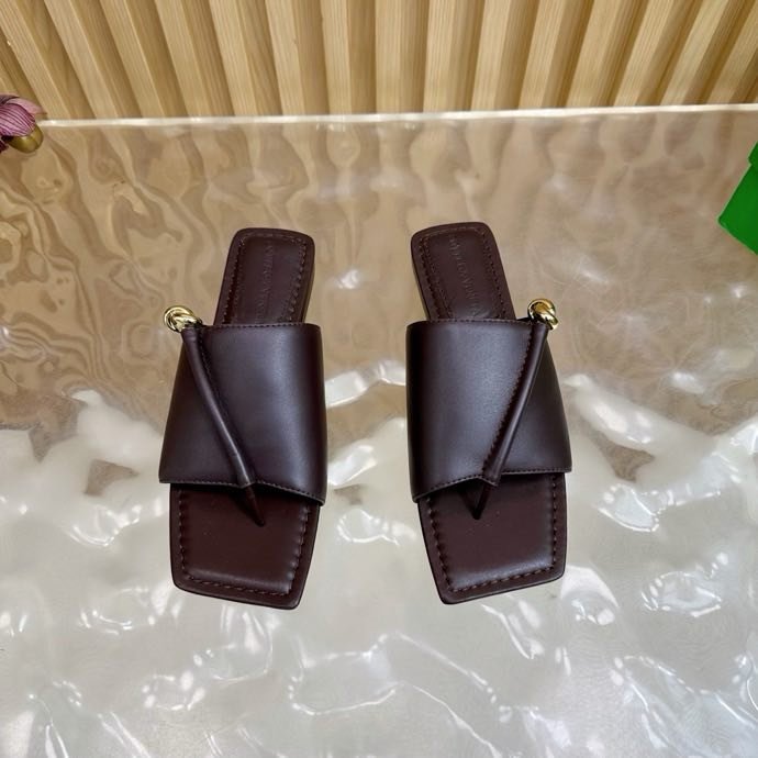 Шльопанці шкіряні жіночі