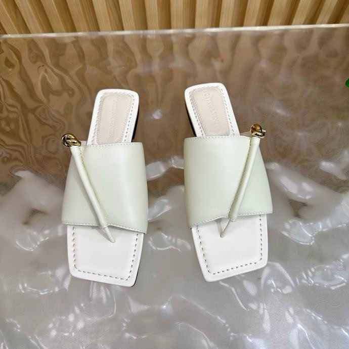 Шльопанці шкіряні жіночі