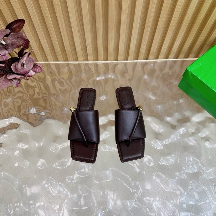 Шльопанці шкіряні жіночі фото 2