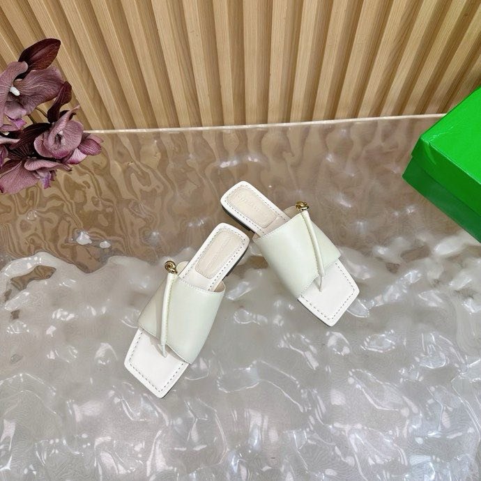 Шльопанці шкіряні жіночі фото 2