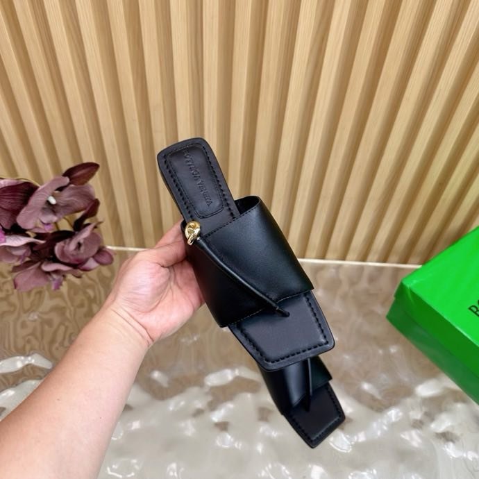 Шльопанці шкіряні жіночі фото 3