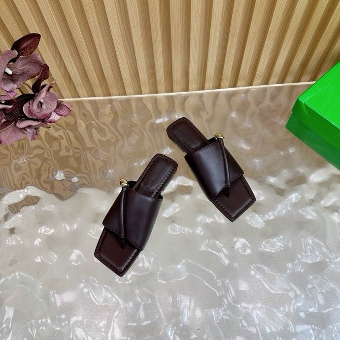 Шльопанці шкіряні жіночі фото 3