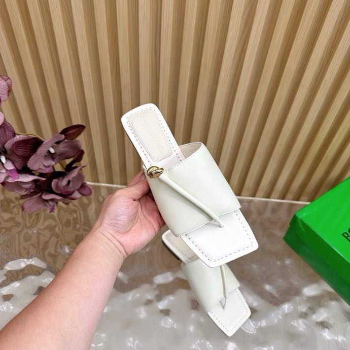 Шльопанці шкіряні жіночі фото 3