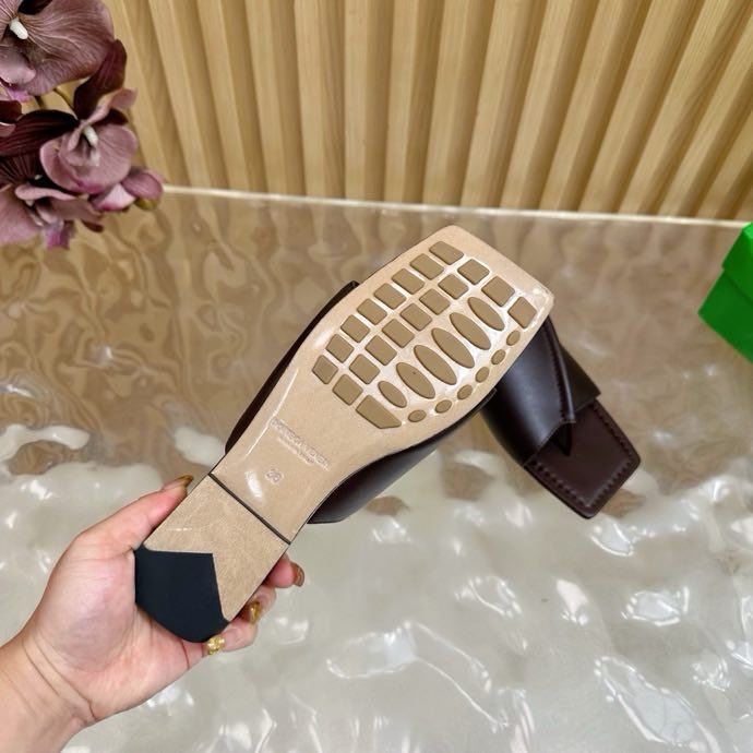 Шльопанці шкіряні жіночі фото 4