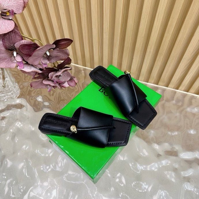 Шльопанці шкіряні жіночі фото 5